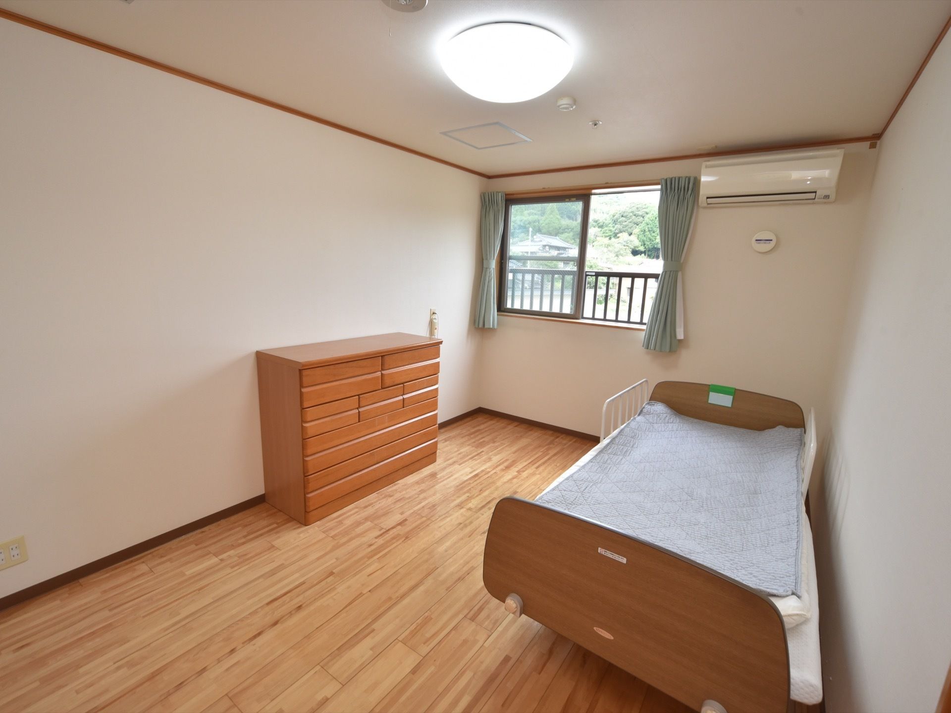 居室には腰高窓があり、空気の入れ替えや景色を楽しむことができる。冷暖房完備の部屋で一年中快適に過ごすことができる。