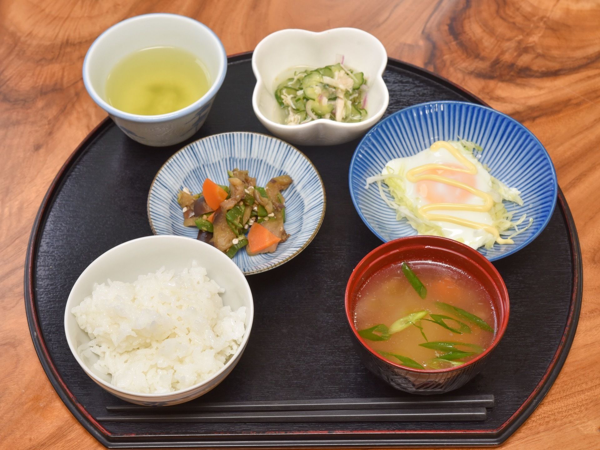 バランスの良い食事がとれるよう一汁三菜の料理を提供している。触感や味が異なる調理を行い、食事が楽しめるように工夫している。