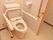 温水洗浄便座のトイレには両側と左手上部に手すりが設置されている。便座への移動や立ち上がりの際などに使い分けることができる。