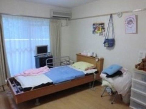 シルバーホームよもぎ台の居室。介護ベッド、エアコン、収納などが完備されている。