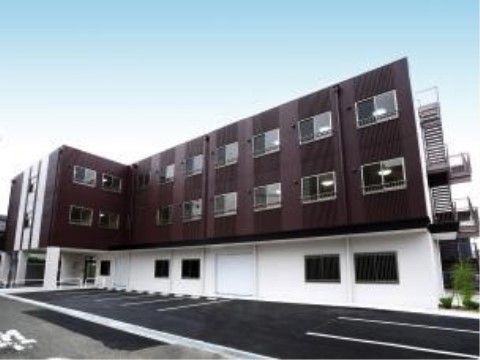 一階に駐車スペースがついている、外壁がツートンカラーになっている建物