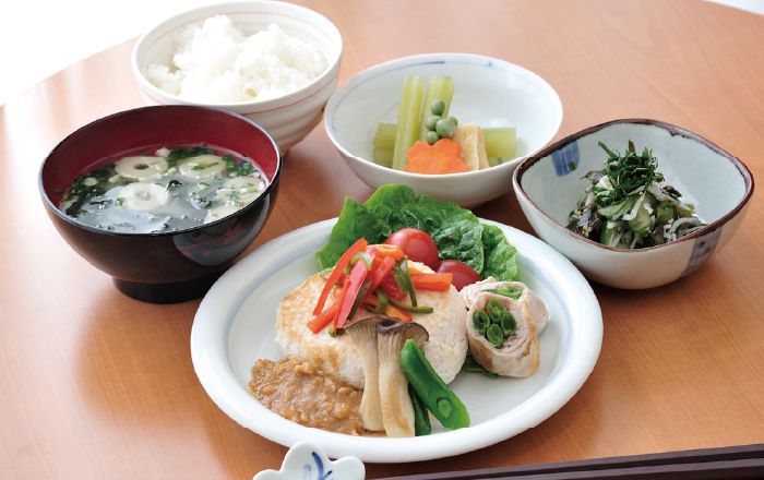 ハンバーグとふきのとうの煮物と、きゅうりの和え物やごはんと味噌汁