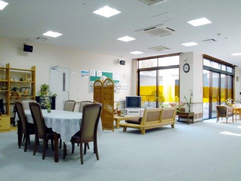 白色を基調とした広いスペースで、さまざまな用途に利用されている。複数人座れるテーブルセットやテレビがある。
