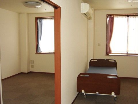 居室が２つに分かれており、ご家族との入居も可能である。となりの部屋に通じる出入り口の幅を広く設計している。