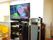 大きなテレビは鑑賞するだけでなくカラオケにも使える。タッチパネル操作が本格的。加湿器も側にあり、安心。