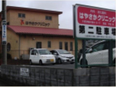 施設の外観はレンガ色の外壁と赤い屋根を採用している。2階建てで立地しており、敷地内に駐車スペースを設けている。