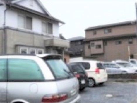 施設は閑静な住宅街に立地しており、近隣には歯科医がある。コンクリートで整備された駐車場が完備している。