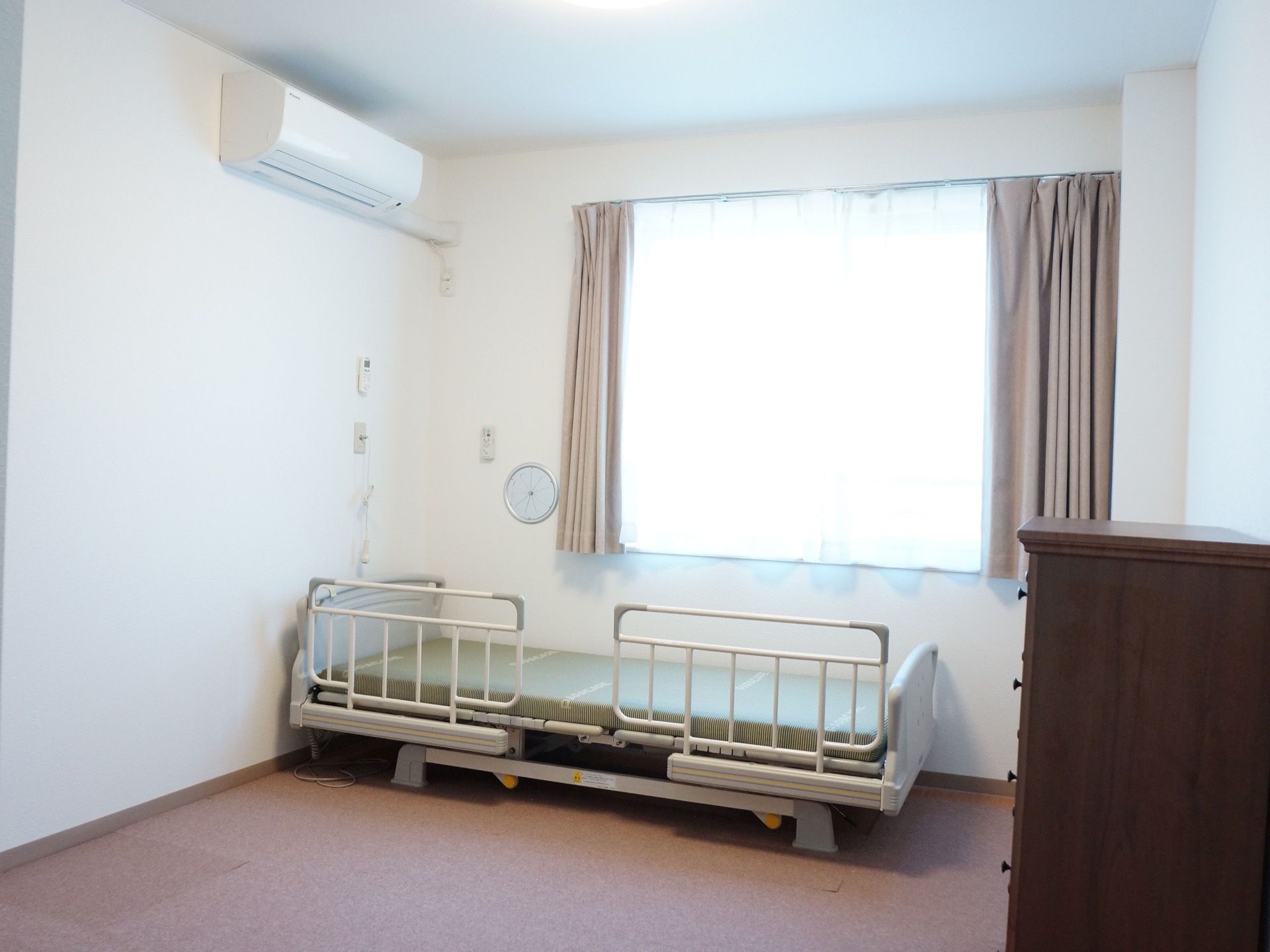大きな窓がある明るい居室。ベッドを設置してもゆとりのある広さがあるので、車椅子でもゆったりと過ごせる。