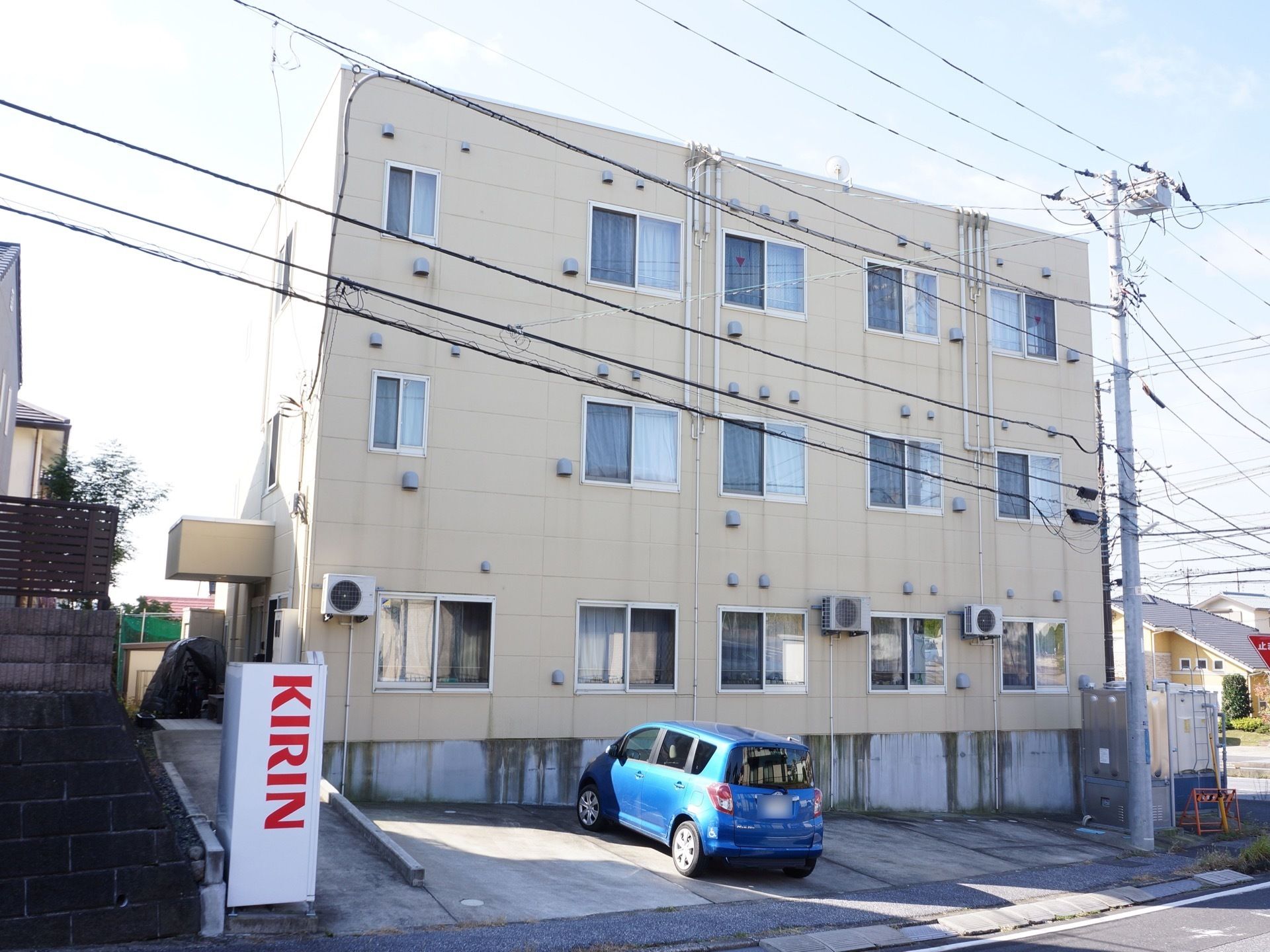 施設の建物は3階建てになっている。建物の前には数台停められる駐車スペースが確保されている。道路から入口まではスロープになっている。