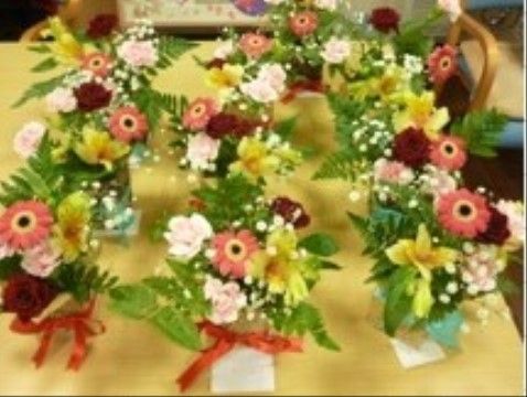 「ファミリア」のフラワーアレンジメント。綺麗に生けた花を、施設に飾っている。