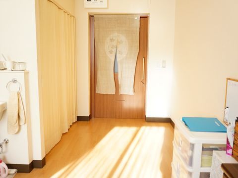 お部屋には、日の光が注いてくる。洗面台の鏡の前には、物がおける台がある。ドアの真ん中にはすりガラス風の窓がついている。