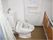 トイレには温水洗浄便座が設置されている。周囲には手すりが設けられているので安心して使用することができる。