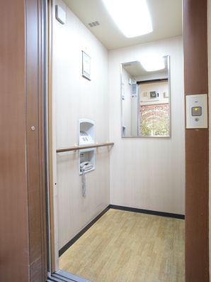 エレベーター内部