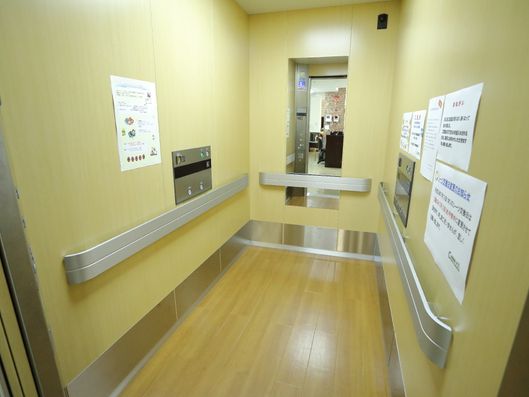 エレベーター内部