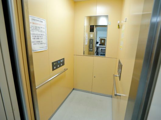 エレベーター内部