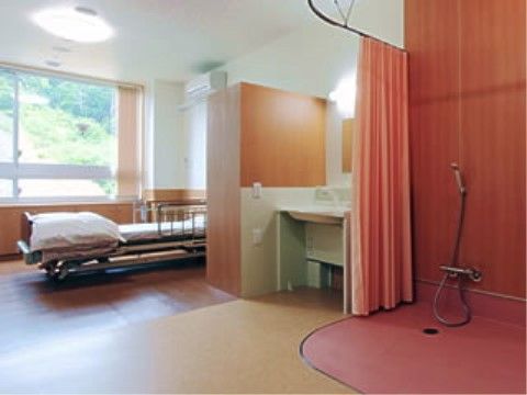 カーテンで仕切るシャワールームや洗面台のある広い居室