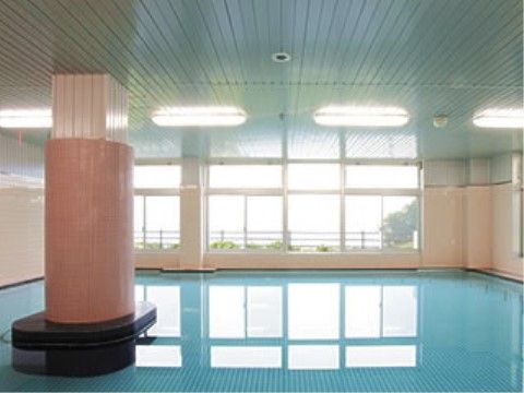 大きな窓があり、中には大きな柱が立っている広々とした大浴場
