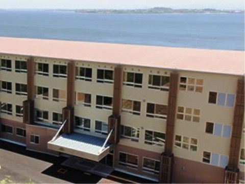 海に面した眺望の良い場所に建っている四階建ての建物