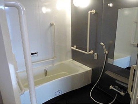 「たなごころ毛穴」の浴室。介助手すりと滑りにくい床面を整えている。
