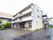 ３階建ての施設には幅の広い外階段がついている。建物の周囲には、花壇がめぐらされ、緑豊かな庭と駐車場が広がっている。