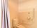 温水洗浄便座の洋式トイレを備えつけている。換気扇を完備。ボタンがグリーンの、緊急呼び出しボタンもある。