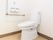 白を基調とした明るい雰囲気のトイレである。壁にはＬ字型に手すりが設置されており、ナースコールも付いている。