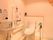 広々としたトイレの便座周辺には手すりが設置されており、トイレットペーパーホルダーが２つ用意されている。