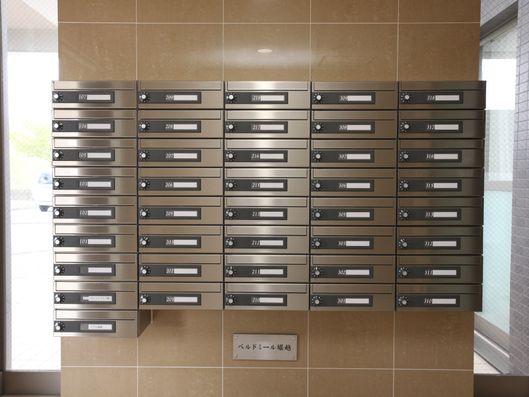 鍵付きの郵便受け