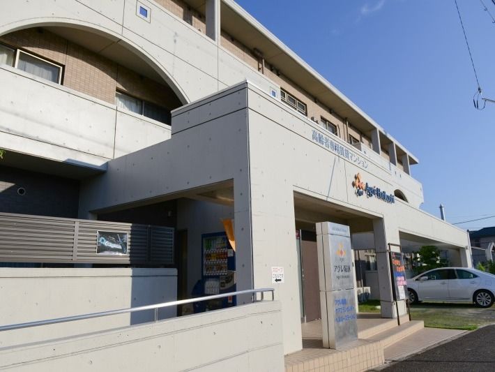 大きな窓から光が差し込む明るいエントランス。広く開放的で、設置されたソファーでゆったりとお過ごし頂けます。