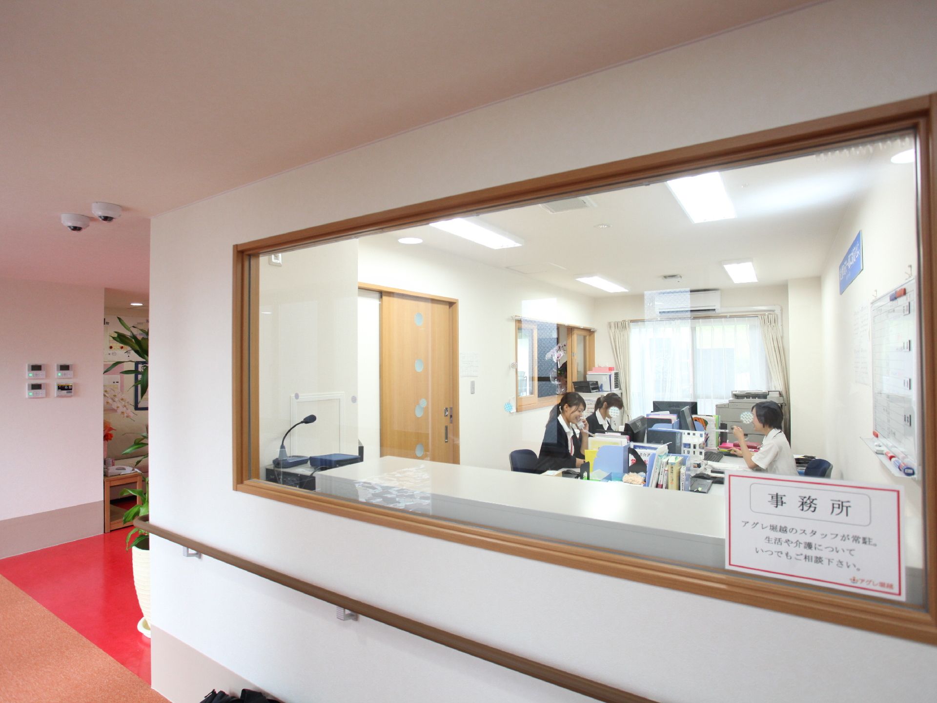 壁に大きな窓が設置され、事務所の中をどなたでも確認する事が出来ます。開放的でお話がし易い様、工夫されています。