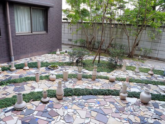 エントランス側から見た中庭