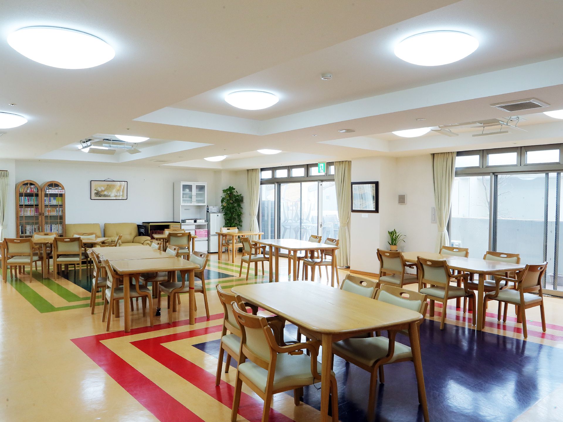 明るくて開放的な食堂。車椅子の方でもストレスなく移動が出来る広さです。ゆっくりとお食事をご堪能頂けます。