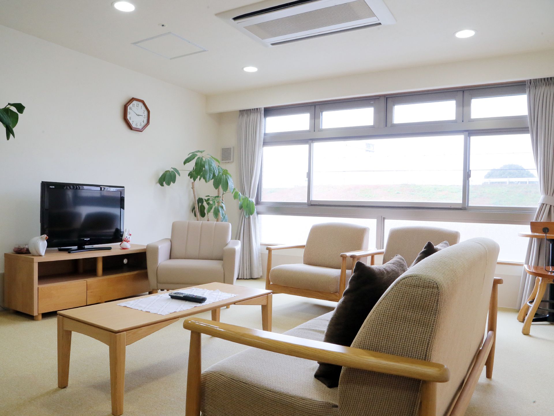 大きな窓とゆったりとしたソファーと椅子が配置されたラウンジ。テレビを見たり、おしゃべりをしたり、ゆっくりとお過ごし頂けます。