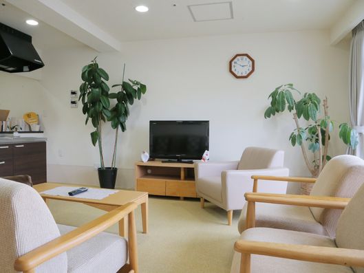 カウンターのあるラウンジ