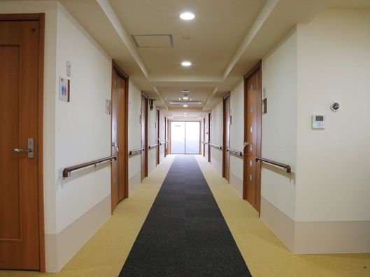 明るく開放的な廊下