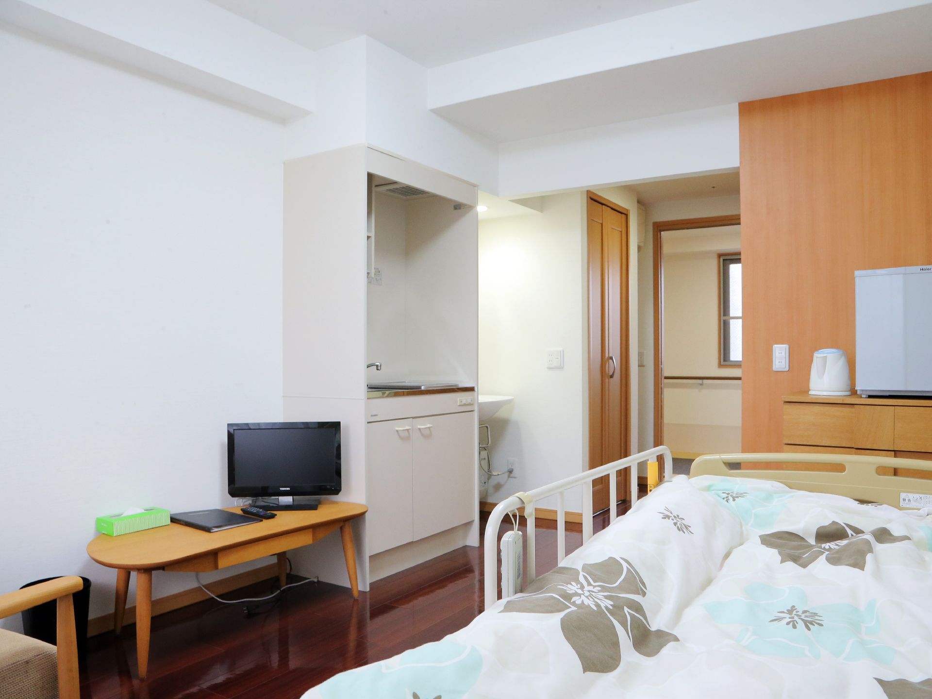 お部屋には小さな冷蔵庫やポットが設置されています。流し台もあり、お茶を飲んだり軽食を食べたりする事が出来ます。