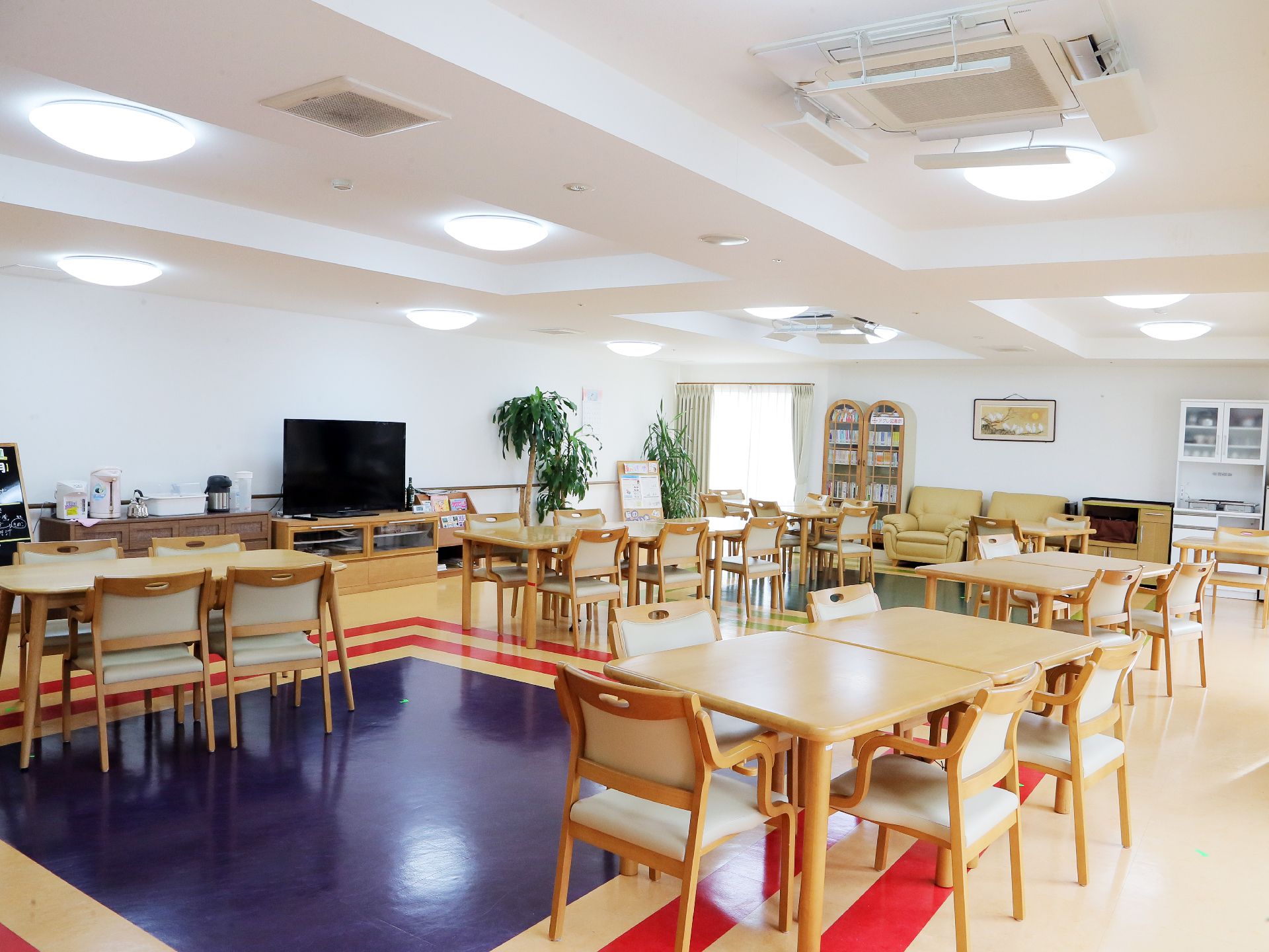 明るく開放的な食堂。車椅子の方でも難なく移動が可能です。お食事をしながらテレビ鑑賞をする事も出来ます。