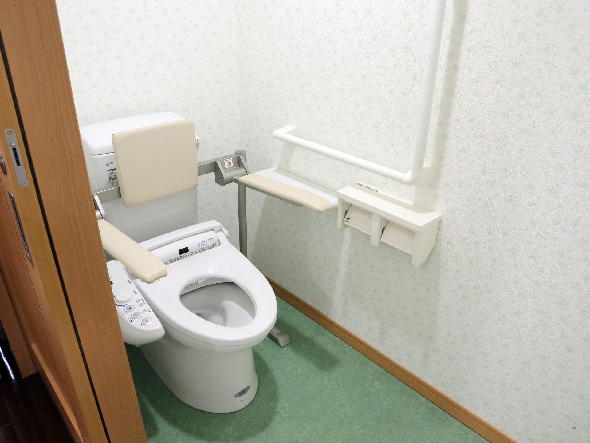 引戸式のドアに広い空間。Ｌ字型の手摺に背もたれやひじ掛けが設置されており、車椅子の方でも快適に利用する事が出来ます。