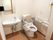 トイレ内部は左に手洗い場、右に背もたれ付き温水洗浄便座付き洋式便器が並んで設置されている。便器の左壁にペーパーホルダーと手すりがある。