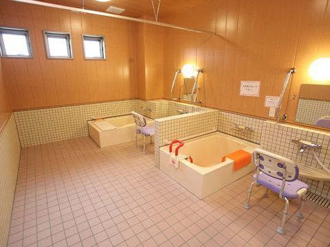 ２人まで同時に入浴可能な大浴場。シャワーも浴槽も２つ設置されています。カーテンレールで仕切る事も出来ます。