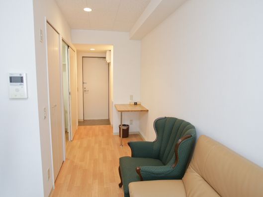 個室内から個室玄関を見たようす