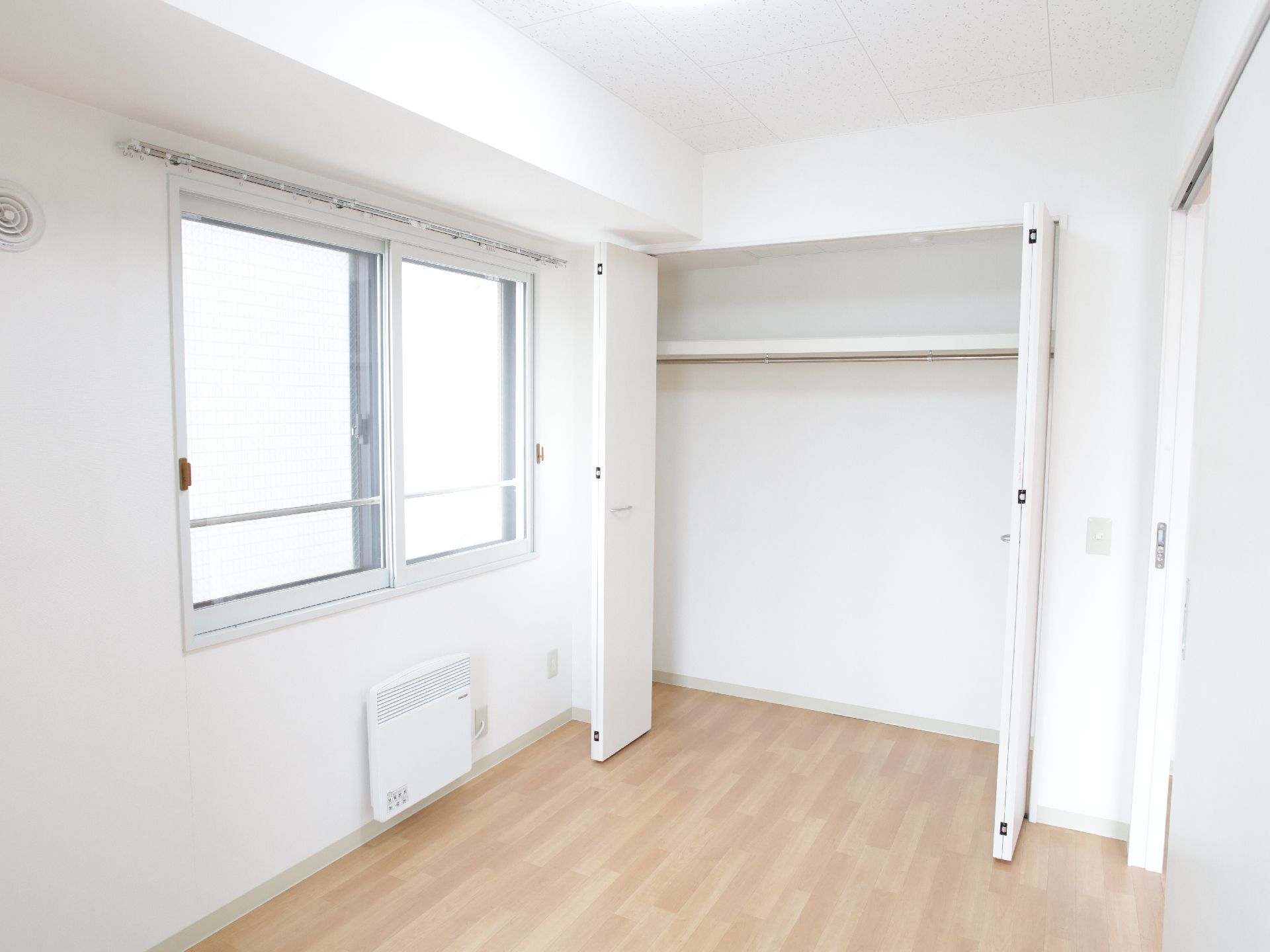 窓から光が差し込む明るく清潔感のある部屋は、収納力やバリアフリーなど、暮らしやすいよう配慮されている