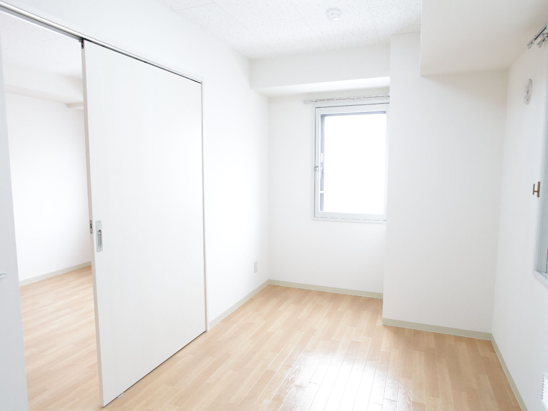 部屋のドアは引き戸になっていて、車椅子でも開閉しやすい。また、入り口の仕切りもなく移動しやすく配慮されている。