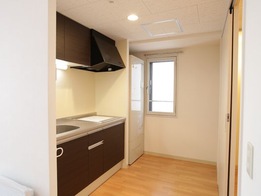 ウッド調にしつらえられた清潔なキッチン