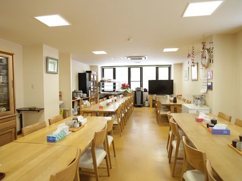 広々とした食堂にはテレビも置かれている。プラスチックの食器は使わず、独自の仕入れルートで季節のおいしい料理をご提供する。