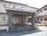 茶色とグレーが基調になった、高級感がある2階建ての建物である。スロープも完備され、車椅子でも問題なく入居可能である。