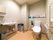 広々としたスペースのトイレである。壁には手すりが取り付けてあり、便器後ろには棚がある。横側に洗面台が設置してある。