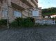 ゆったりとした外観の建物