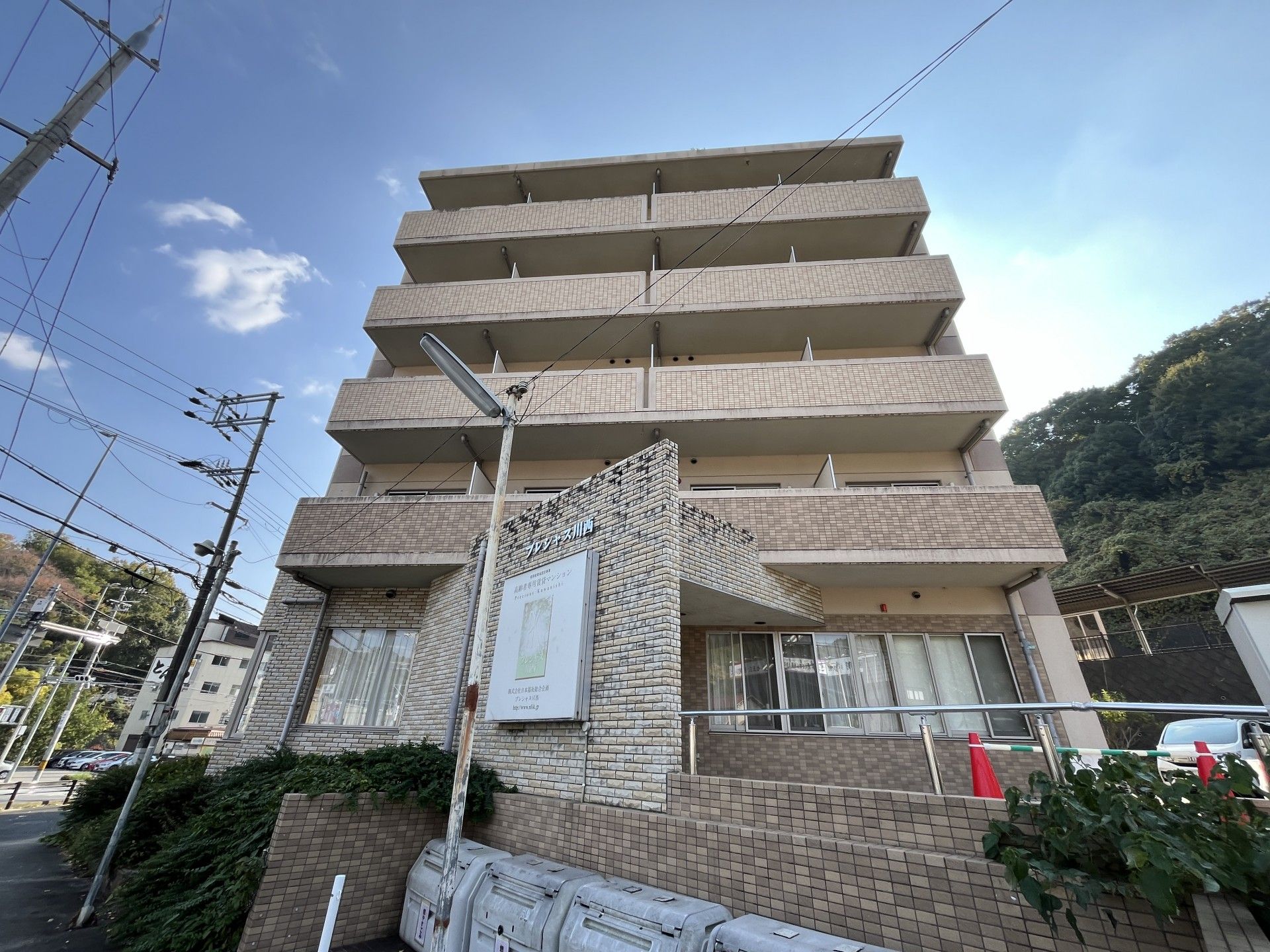 多階層の建物外観
