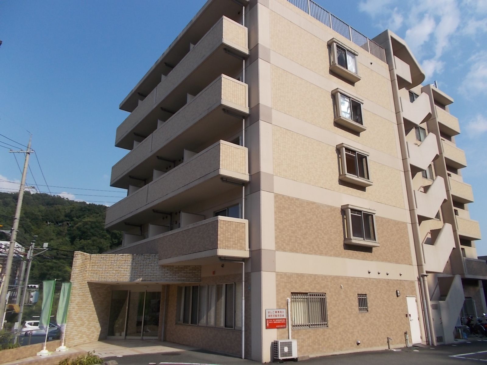 駐車場のある外観